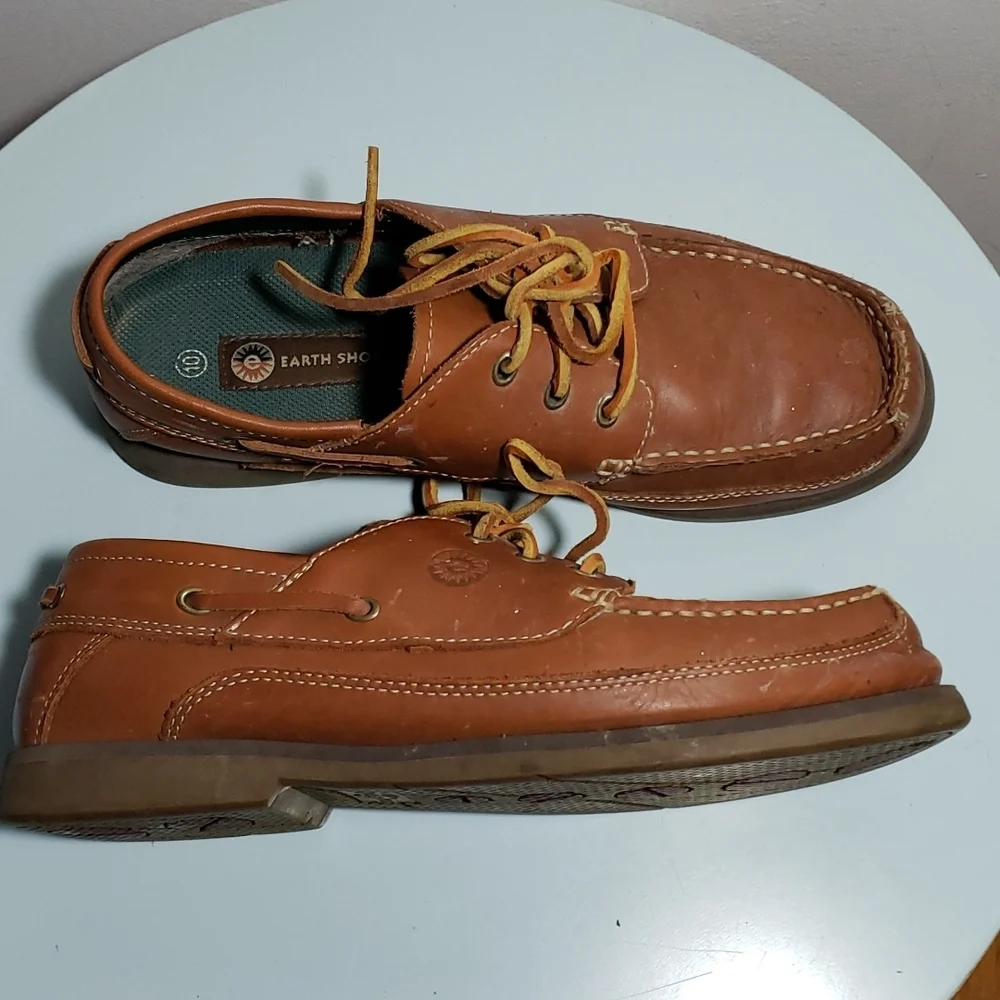 Earth Shoe Hatteras Leather Boat Style Shoes in Mid Brown.